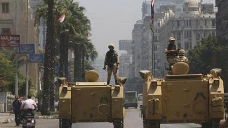انتشار الجيش المصري وبدء مسيرات مؤيدة لمرسي