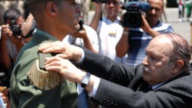 ‭  ‬بوتفليقة‭ ‬يقلّد‭ ‬الرتب‭ ‬لـ‭ ‬9‭ ‬ألوية‭ ‬و26‭ ‬جنرالا‭ ‬جديدا