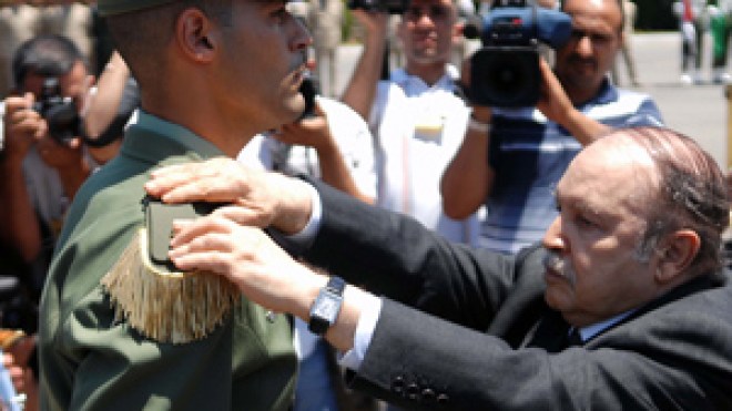 ‭  ‬بوتفليقة‭ ‬يقلّد‭ ‬الرتب‭ ‬لـ‭ ‬9‭ ‬ألوية‭ ‬و26‭ ‬جنرالا‭ ‬جديدا