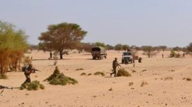 الجيش يوقف 11 مهربا ويحجز أجهزة كشف المعادن بالحدود