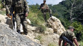 الجيش يسترجع 15 صدرية و11 قبعة و10 مخازن أسلحة و3 سيارات