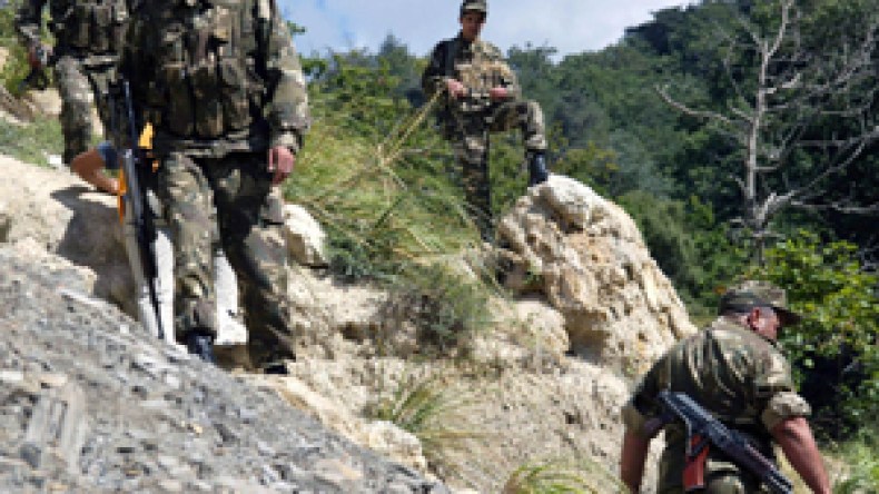 الجيش يسترجع 15 صدرية و11 قبعة و10 مخازن أسلحة و3 سيارات