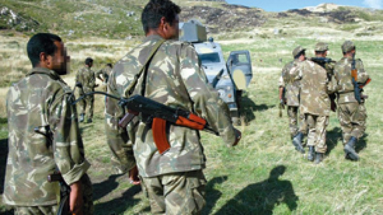 ضربات الجيش الجزائري أرغمت الإرهابيين على التراجع والفرار نحو الصحراء الكبرى