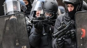 La police française utiliserait des «armes de guerre» lors des manifestations