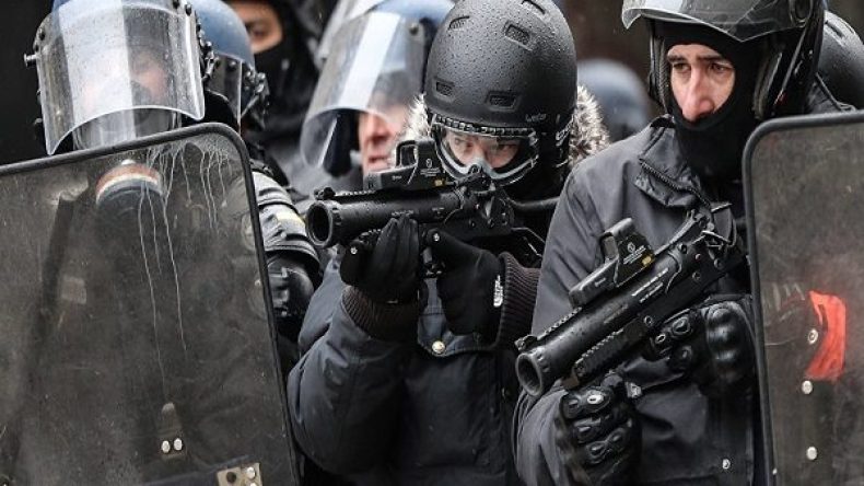 La police française utiliserait des «armes de guerre» lors des manifestations