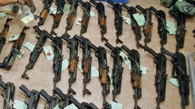 إحباط محاولة تسريب 150 كلاشينكوف وأسلحة “آف.آم” وذخيرة حربية