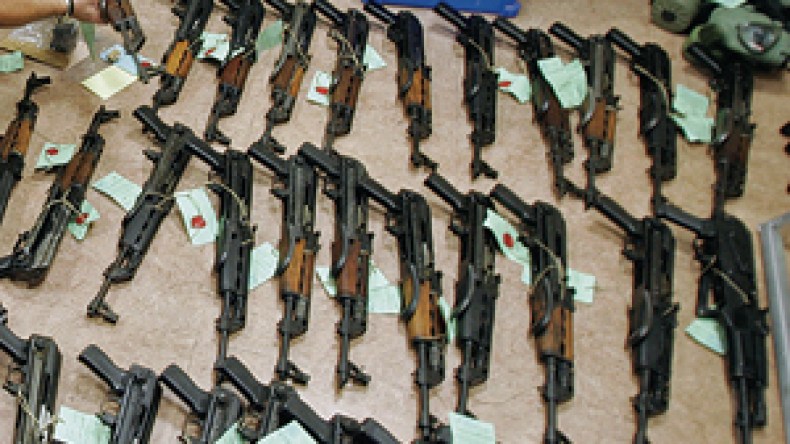 إحباط محاولة تسريب 150 كلاشينكوف وأسلحة “آف.آم” وذخيرة حربية