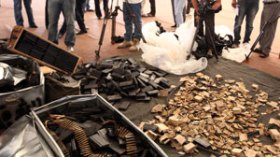 اكتشاف أسلحة ليبية مدفونة بصحراء جانت