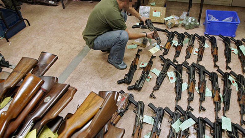 شيخ يحوز أسلحة يدّعي استعمالها لحراسة الإبل والصيد