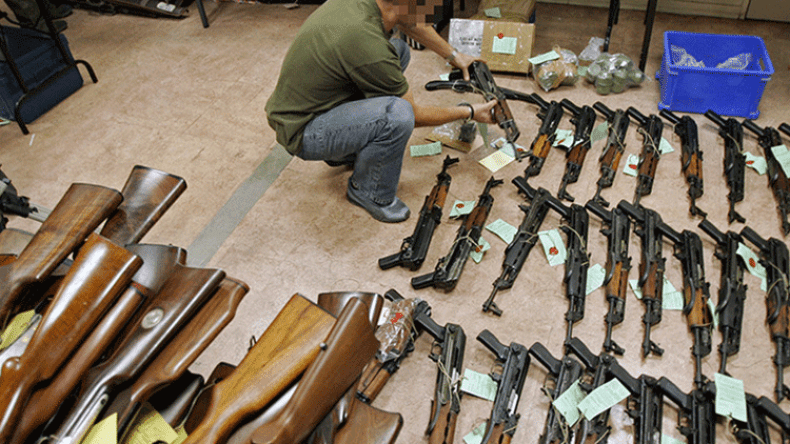 حجز 7 أسلحة نارية داخل سيارة سياحية بالجلفة