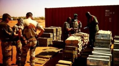 Importantes quantités d’armes remises aux forces maliennes