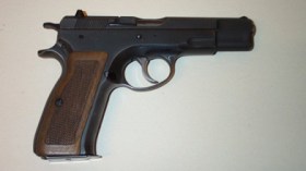 نائب رئيس بلدية أقرو يشهر بندقيته في وجه مواطن!