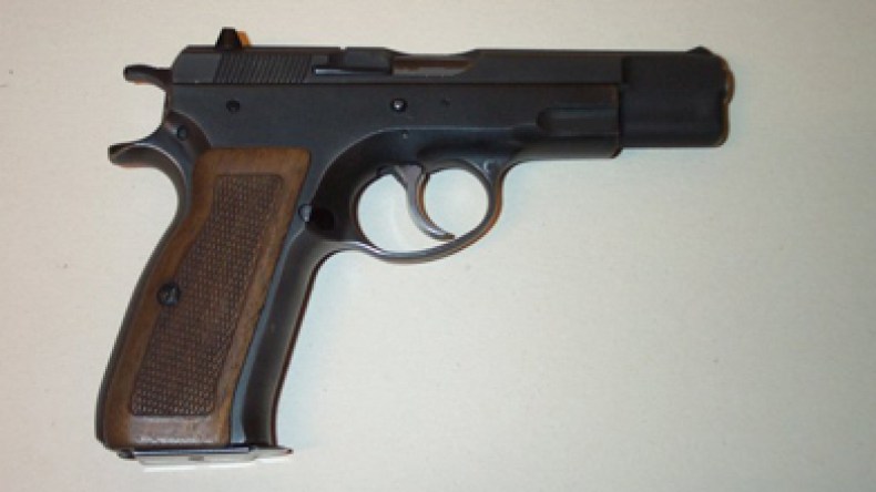 نائب رئيس بلدية أقرو يشهر بندقيته في وجه مواطن!