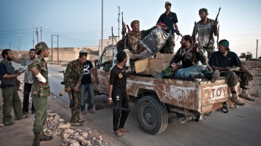 Paris : parachutage d'armes aux rebelles libyens