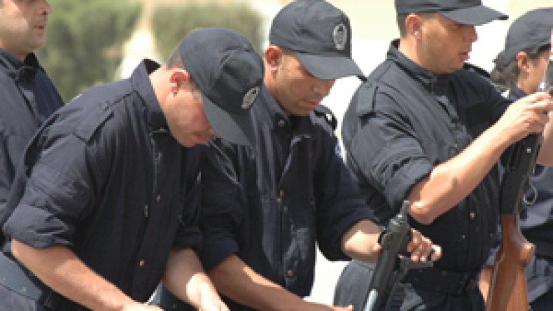 مقاضاة أعوان وضباط الشرطة على تضييع سلاحهم بدل إحاتهم على مجالس التاديب