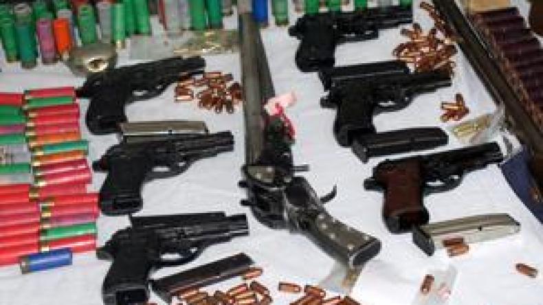 اكتشاف  ورشة  لصناعة  الأسلحة  واسترجاع  مجموعة  من  المسدسات  الأوتوماتيكية  بخنشلة