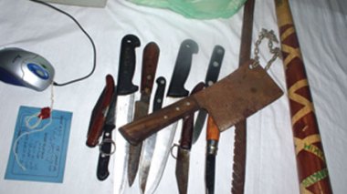 Multiplication des agressions et des actes de violences : élargissement de la liste des armes blanches aux épées, coupe-ongles et arrache-clous …