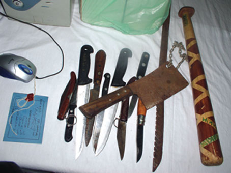 Multiplication des agressions et des actes de violences : élargissement de la liste des armes blanches aux épées, coupe-ongles et arrache-clous …