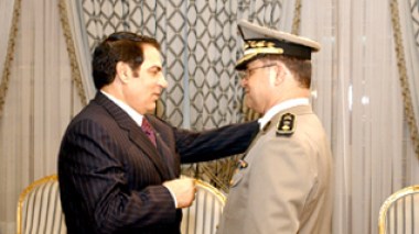 Des hommes influents révèlent des vérités  exclusives à Echorouk : l’armée tunisienne aurait garanti à Ben Ali qu’il ne ferait pas l’objet de poursuites judiciaires