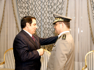 Des hommes influents révèlent des vérités  exclusives à Echorouk : l’armée tunisienne aurait garanti à Ben Ali qu’il ne ferait pas l’objet de poursuites judiciaires