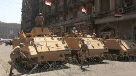 الجيش المصري يغلق جميع مداخل ميدان التحرير