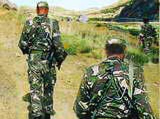 Army troops dismantled a powerful bomb east of Algiers