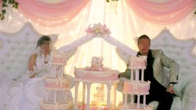 عروس تخرج بقدمين حافيتين وأخرى تكسر البيض على رؤوس الحاضرين!