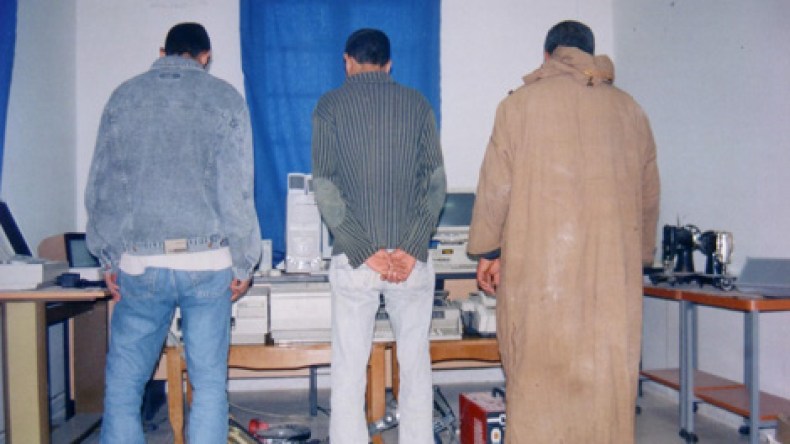 شهادات‮ ‬بكالوريا‮ ‬وعمل‮ ‬وكشوف‮ ‬رواتب‮ ‬وتأشيرات‮ ‬للبيع