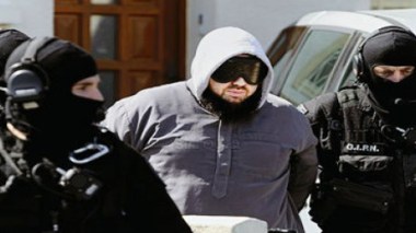 France: la garde à vue de 17 islamistes présumés prolongée