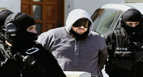 France: la garde à vue de 17 islamistes présumés prolongée