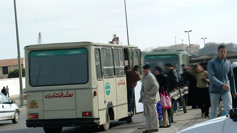 تلاميذ يقطعون الطريق بالشلف.. ومواطنون يحتجزون حافلات بالبويرة