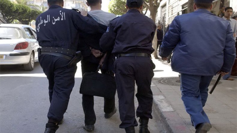 مسبوق يضرب شرطيّا ويتورّط في المخدرات وحمل سلاح