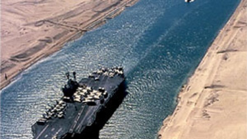 سفينتان حربيتان إسرائيليتان تعبران قناة السويس