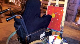 فنانة تشكيلية بإصبع واحدة بالسعودية