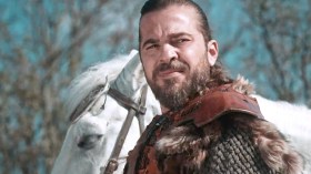 بطل “قيامة أرطغرل”.. رحلة بين المسرح والتلفزيون والسينما!