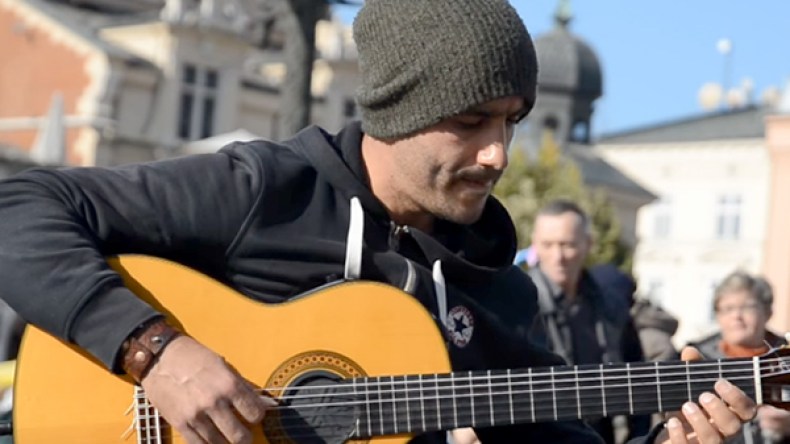 هذا ما يغنيه جزائريون في شوارع أوروبا وأمريكا