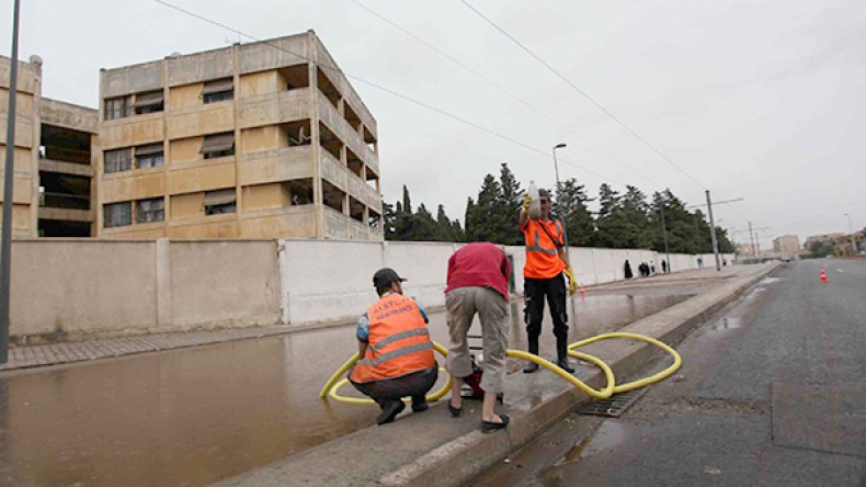 “أميار” ينتظرون الطوفان لتنقية البالوعات والأودية
