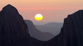 “الأسكرام” .. أجمل شروق وغروب شمس في الكون