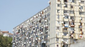 قرار بإزالة كل المقعرات الهوائية والمكيفات من أسطح وواجهات العمارات