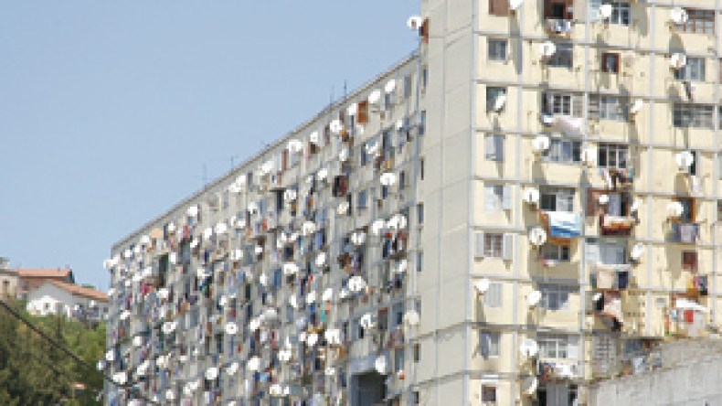 قرار بإزالة كل المقعرات الهوائية والمكيفات من أسطح وواجهات العمارات