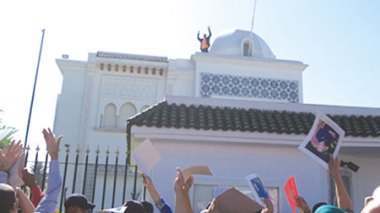 The man who tore Algeria flag must appear in court, say Moroccan associations