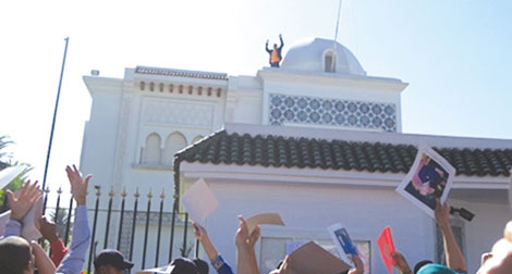 The man who tore Algeria flag must appear in court, say Moroccan associations