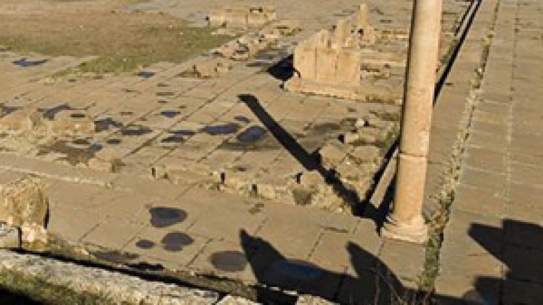 اكتشاف بوابة أثرية قديمة في نفق أرضي قرب قطب فسديس الجامعي بباتنة