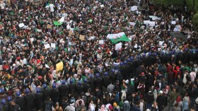 الحراك يصر على رحيل رموز النظام