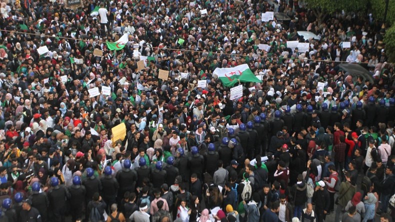 الحراك يصر على رحيل رموز النظام
