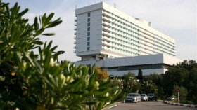 عامان حبسا لعامل بفندق الأوراسي سطا على سكن وظيفي