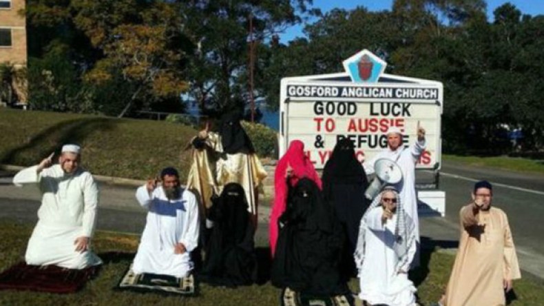 متطرفون أستراليون يقتحمون كنيسة بأزياء إسلامية