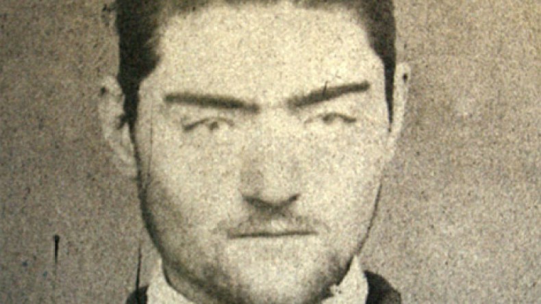 إعادة دفن رفات أشهر لصوص أستراليا مع عائلته