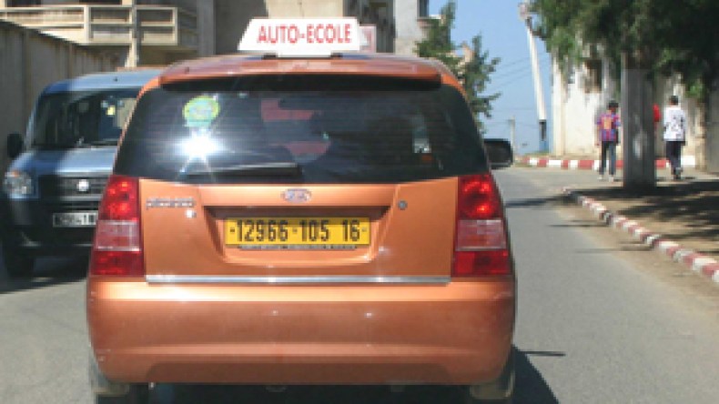 مقاضاة أصحاب المدارس ومهندسي الإمتحانات المتورطين في بيع رخص السياقة