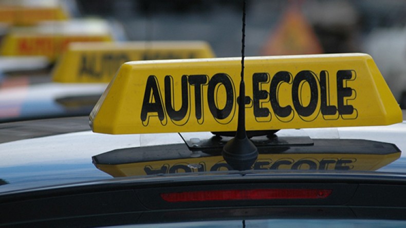 مدارس تعليم السياقة ترفض توحيد تسعيرة الرخص